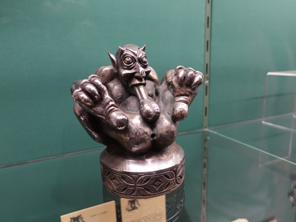 阿姆斯特丹的SEX Museum是探索性文化歷史與藝術的熱門景點,這座博物館收藏了與性相關的古代文物、藝術品及現代裝置,展現出人類性文化的多樣性與演變。參觀者可以透過各式互動展品和視覺體驗,深入了解不同行為與觀點。這次旅程不僅挑戰了傳統觀念,還帶來了關於性別、愛與自由的反思。