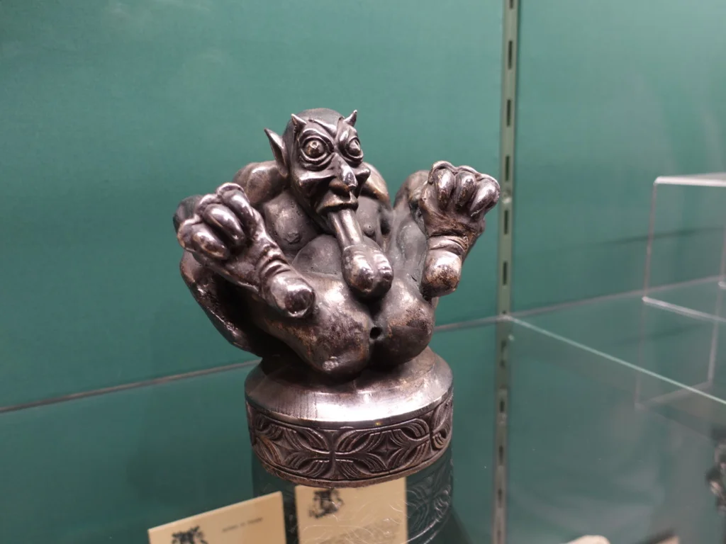 阿姆斯特丹的SEX Museum是探索性文化歷史與藝術的熱門景點，這座博物館收藏了與性相關的古代文物、藝術品及現代裝置，展現出人類性文化的多樣性與演變。參觀者可以透過各式互動展品和視覺體驗，深入了解不同行為與觀點。這次旅程不僅挑戰了傳統觀念，還帶來了關於性別、愛與自由的反思。