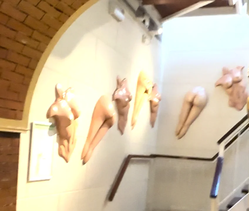 阿姆斯特丹的SEX Museum是探索性文化歷史與藝術的熱門景點，這座博物館收藏了與性相關的古代文物、藝術品及現代裝置，展現出人類性文化的多樣性與演變。參觀者可以透過各式互動展品和視覺體驗，深入了解不同行為與觀點。這次旅程不僅挑戰了傳統觀念，還帶來了關於性別、愛與自由的反思。