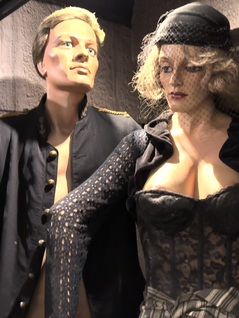 阿姆斯特丹的SEX Museum是探索性文化歷史與藝術的熱門景點,這座博物館收藏了與性相關的古代文物、藝術品及現代裝置,展現出人類性文化的多樣性與演變。參觀者可以透過各式互動展品和視覺體驗,深入了解不同行為與觀點。這次旅程不僅挑戰了傳統觀念,還帶來了關於性別、愛與自由的反思。