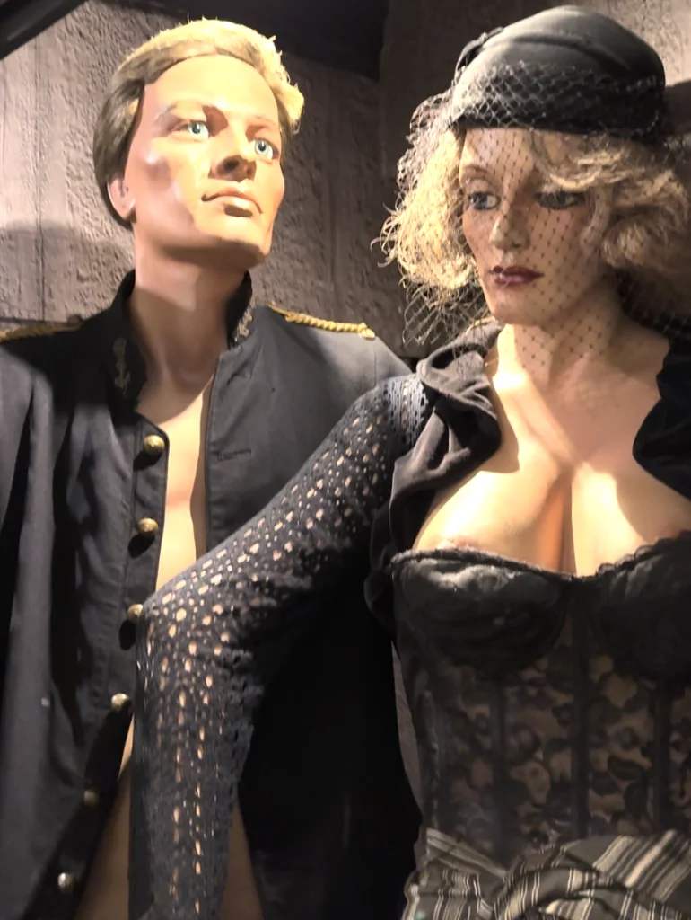 阿姆斯特丹的SEX Museum是探索性文化歷史與藝術的熱門景點，這座博物館收藏了與性相關的古代文物、藝術品及現代裝置，展現出人類性文化的多樣性與演變。參觀者可以透過各式互動展品和視覺體驗，深入了解不同行為與觀點。這次旅程不僅挑戰了傳統觀念，還帶來了關於性別、愛與自由的反思。