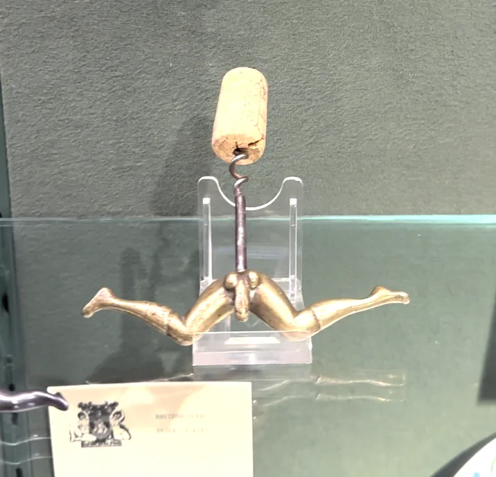 阿姆斯特丹的SEX Museum是探索性文化歷史與藝術的熱門景點，這座博物館收藏了與性相關的古代文物、藝術品及現代裝置，展現出人類性文化的多樣性與演變。參觀者可以透過各式互動展品和視覺體驗，深入了解不同行為與觀點。這次旅程不僅挑戰了傳統觀念，還帶來了關於性別、愛與自由的反思。